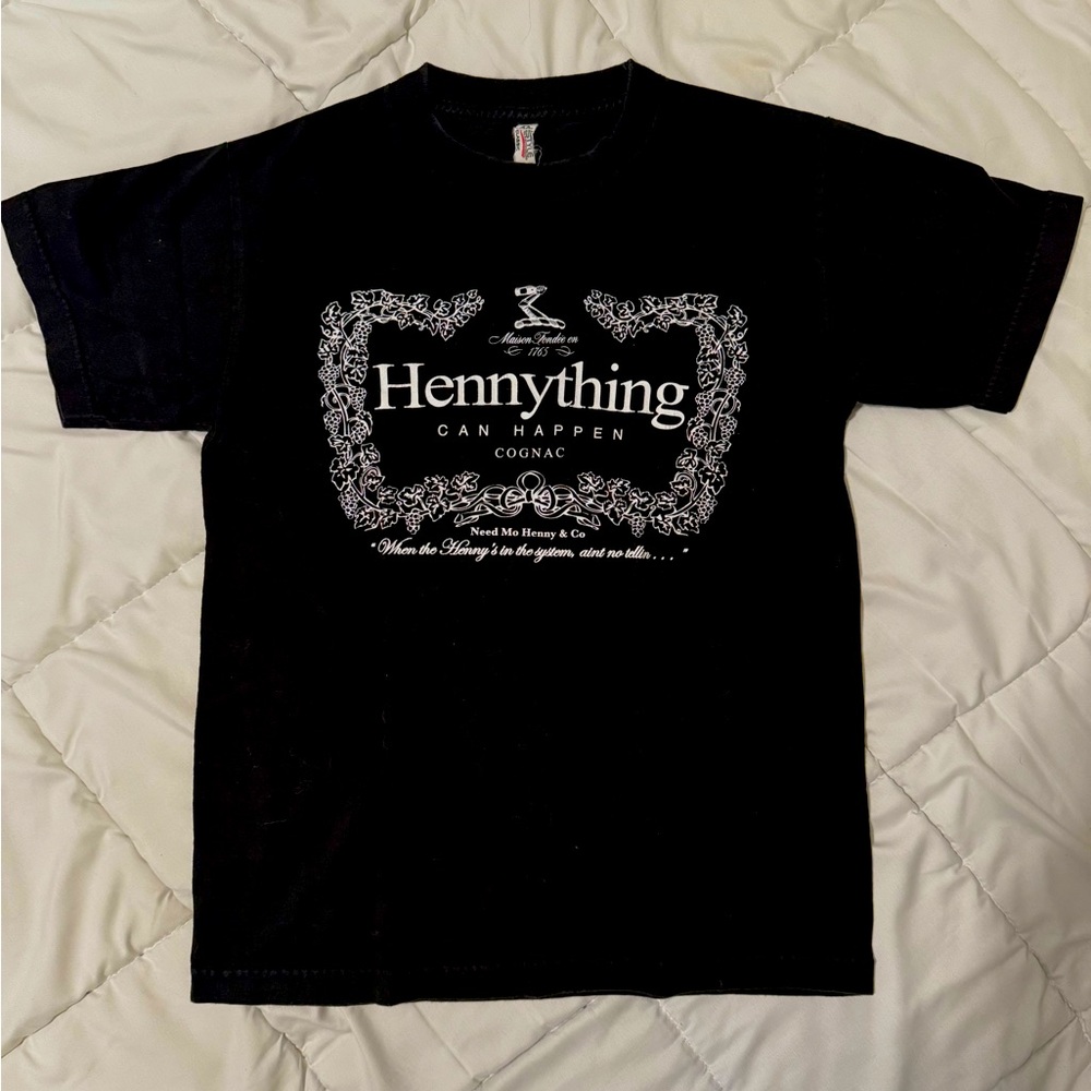 “ Hennything can happen “Black Graphic T-Shirt